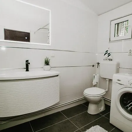 House Peroj, Wi-fi, Free Parking, Garden, Hot Tube, Pet Friendly Apartment *