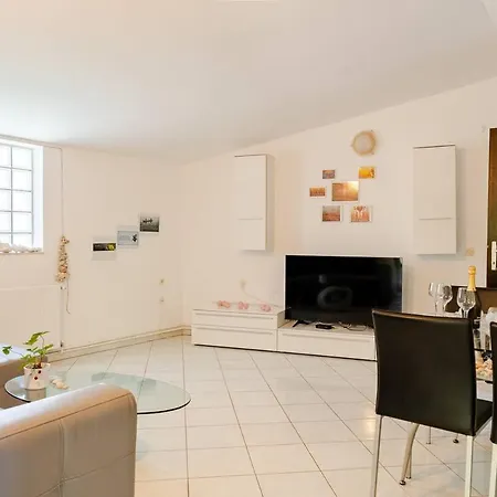 House Peroj, Wi-fi, Free Parking, Garden, Hot Tube, Pet Friendly Перой