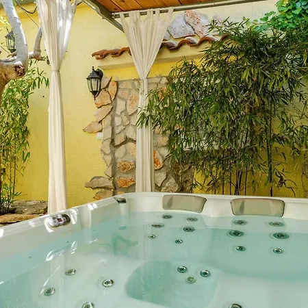 House Peroj, Wi-fi, Free Parking, Garden, Hot Tube, Pet Friendly Апартаменты