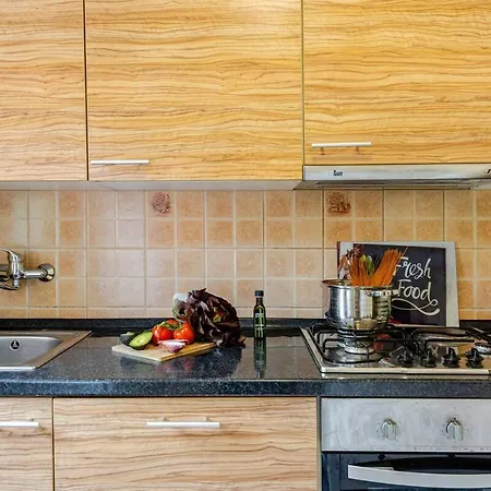 House Peroj, Wi-fi, Free Parking, Garden, Hot Tube, Pet Friendly Apartment *