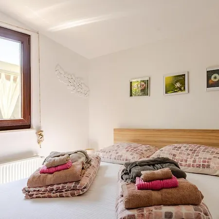 House Peroj, Wi-fi, Free Parking, Garden, Hot Tube, Pet Friendly * Peroj