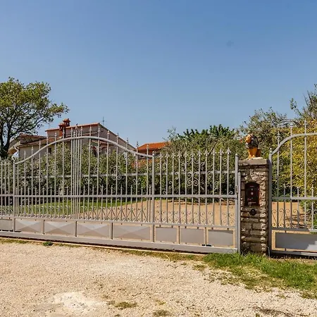 House Peroj, Wi-fi, Free Parking, Garden, Hot Tube, Pet Friendly Apartament Peroj