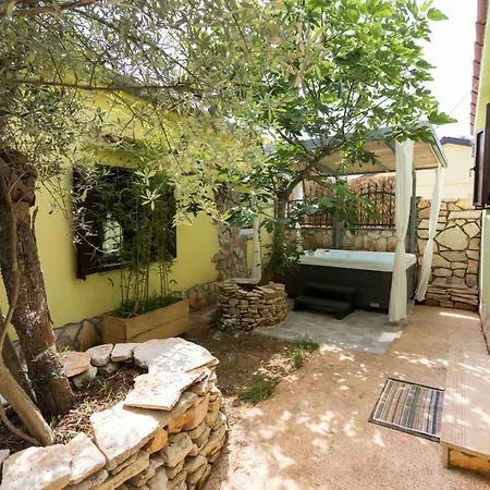 House Peroj, Wi-fi, Free Parking, Garden, Hot Tube, Pet Friendly