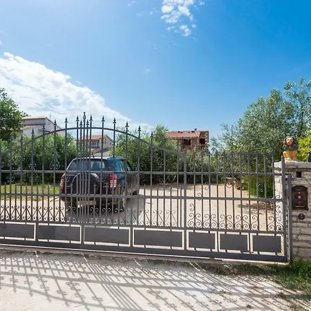 House Peroj, Wi-fi, Free Parking, Garden, Hot Tube, Pet Friendly Апартаменты