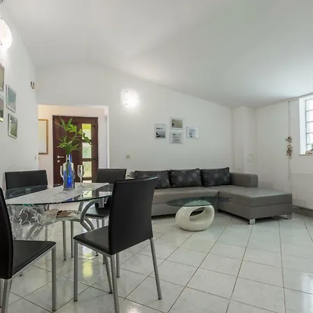 House Peroj, Wi-fi, Free Parking, Garden, Hot Tube, Pet Friendly *