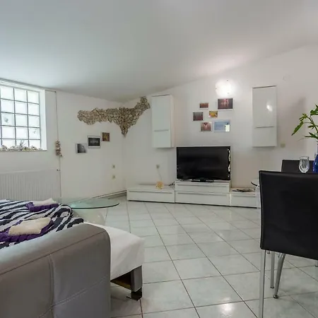 House Peroj, Wi-fi, Free Parking, Garden, Hot Tube, Pet Friendly Апартаменты Перой