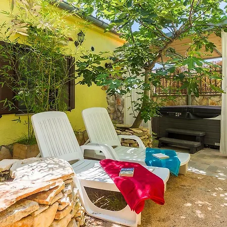 House Peroj, Wi-fi, Free Parking, Garden, Hot Tube, Pet Friendly * Peroj