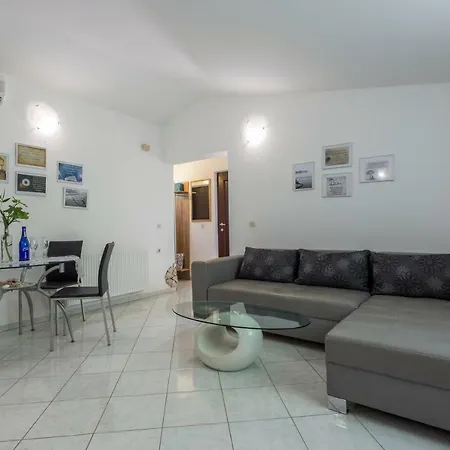 Apartment House Peroj, Wi-fi, Free Parking, Garden, Hot Tube, Pet Friendly *